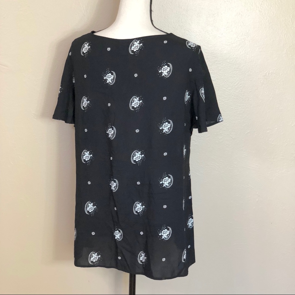 Torrid Criss Cross v-neck floral print blouse - Picture 2 of 7